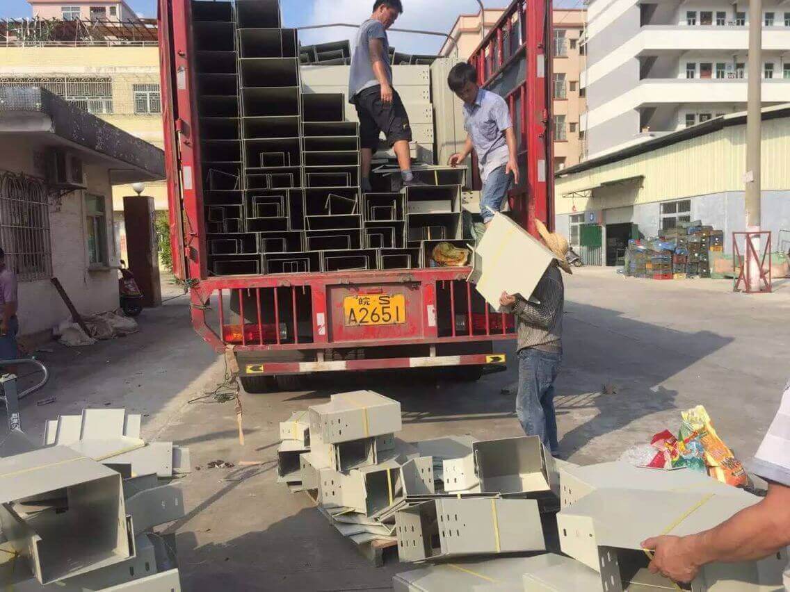 ?？谶h(yuǎn)大購(gòu)物中心電纜橋架進(jìn)場(chǎng)(圖2)