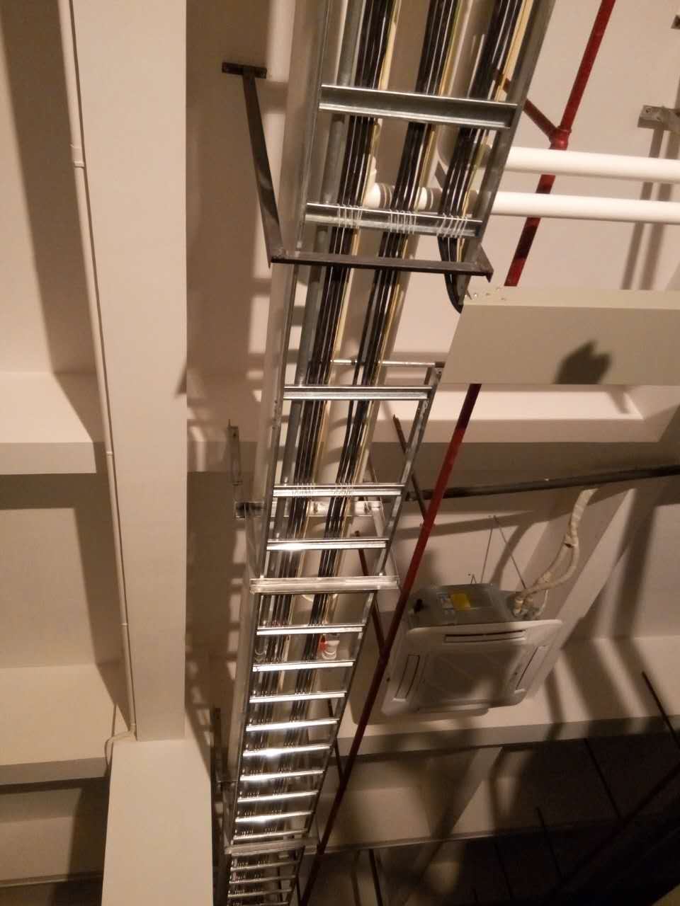 松山湖華為電纜橋架進(jìn)場(圖2) 華為橋架安裝圖一