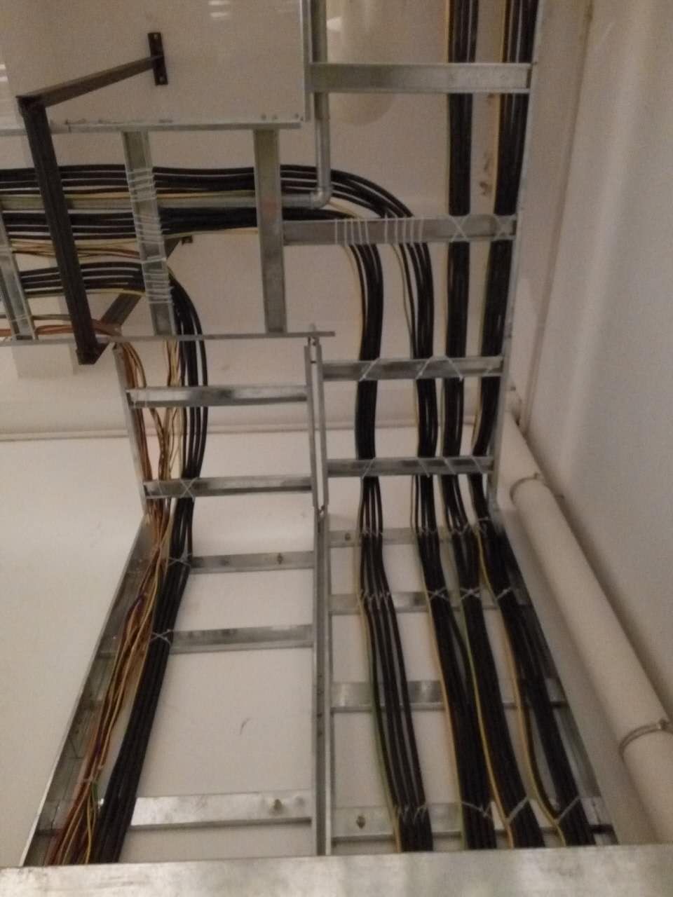 松山湖華為電纜橋架進(jìn)場(圖4) 華為橋架安裝圖三