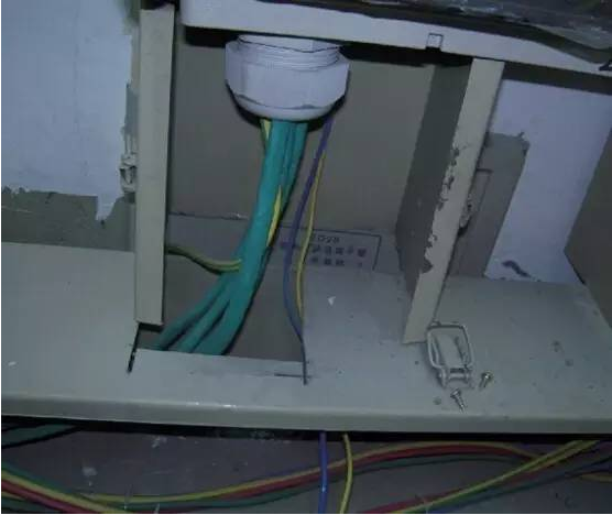 橋架隨意開洞，未使用標準配件