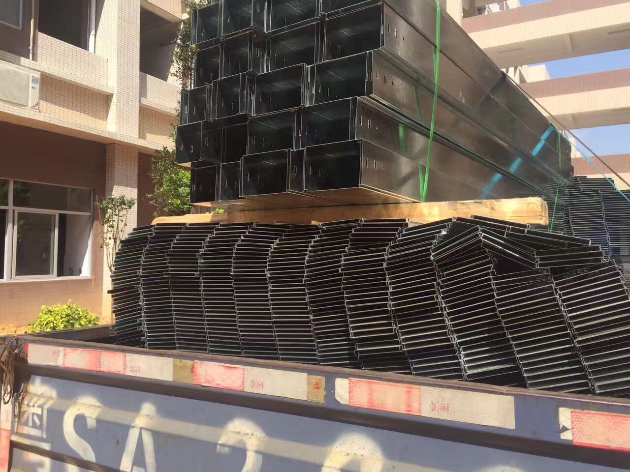 電纜橋架進(jìn)場東莞東華高級中小學(xué)3