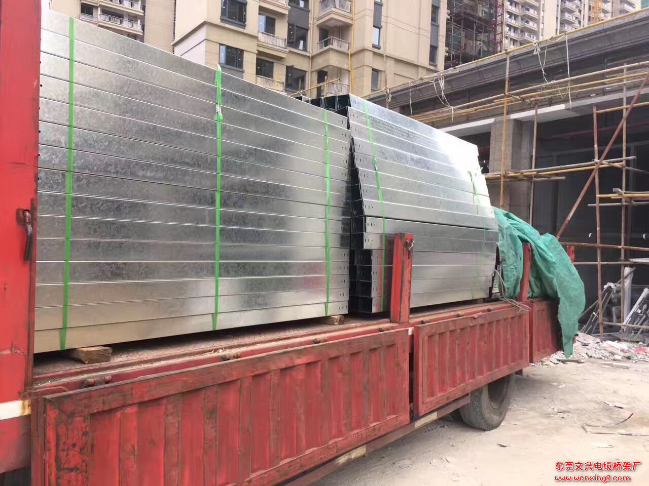 陽江恒大名都鍍鋅橋架進(jìn)場