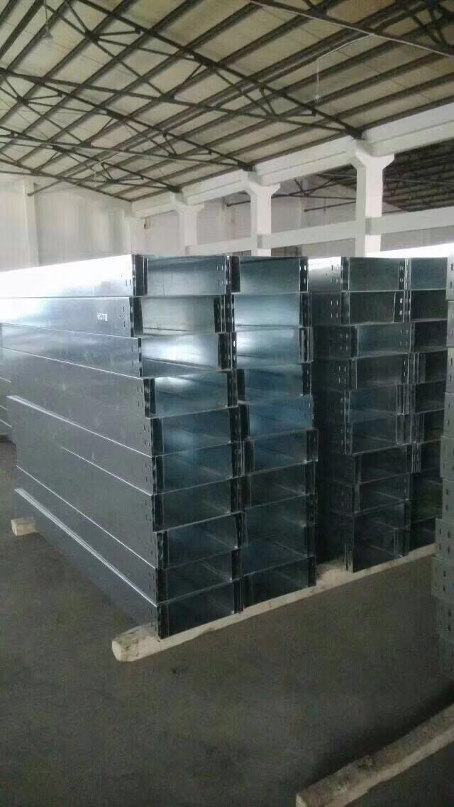 廣州白云機場三期改造航站樓電纜橋架進場(圖6) 廣州白云機場三期改造電纜橋架備貨區(qū)