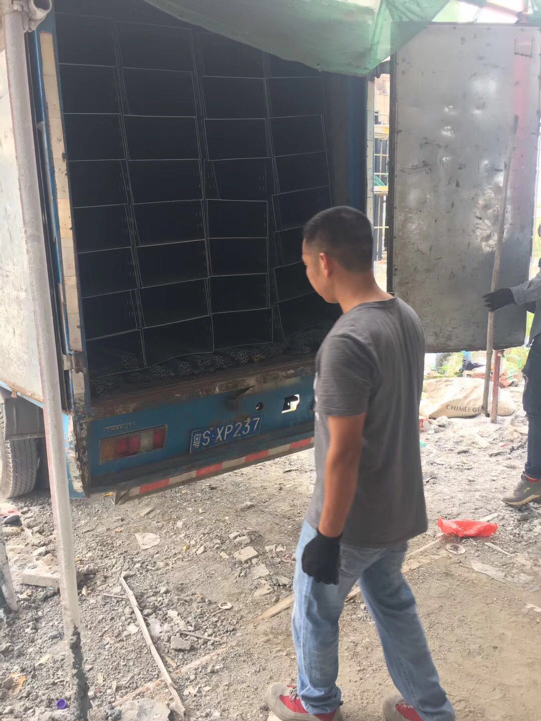 肇慶金陶工業(yè)區(qū)電纜橋架卸貨現(xiàn)場(chǎng)